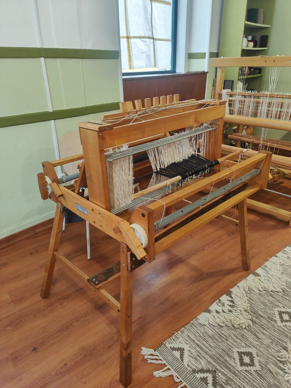 Recanto do estúdio, com materiais e peças